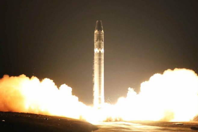 북한이 2017년 11월 29일자 노동당 기관지 노동신문을 통해 공개했던 신형 대륙간탄도미사일(ICBM) '화성-15형' 시험발사 모습./연합뉴스