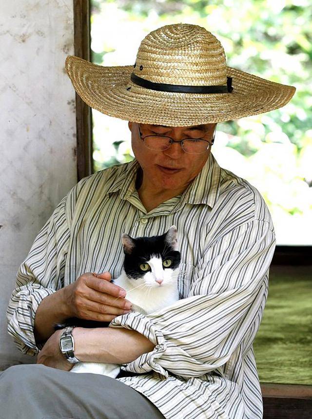 반려묘 찡찡이와 한가한 시간을 보내고 있는 문재인 대통령. 문 대통령 공식 페이스북