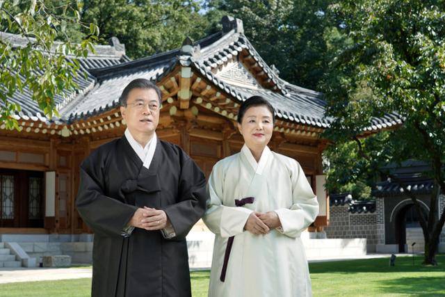 2020년 9월 30일 문재인 대통령과 김정숙 여사가 청와대 상춘재 앞에서 국민들에게 추석 인사를 전하고 있다. 청와대 제공