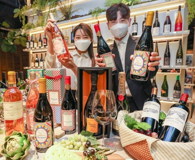 서울 강남구 현대백화점 무역센터점에서 럭셔리 브랜드 소속 와이너리의 와인을 소개하는 모습. / 사진=현대백화점 제공