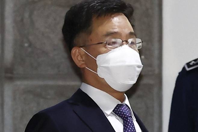 대장동 개발 로비·특혜 의혹의 핵심 인물인 화천대유자산관리(화천대유) 대주주 김만배 씨가 구속영장이 기각되자 지난해 10월 15일 경기도 의왕 서울구치소를 나서고 있다. / 사진 = 연합뉴스