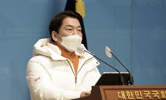 국민의당 안철수 대선 후보가 30일 오후 국회 소통관에서 긴급 기자회견을 열고 "더불어민주당, 국민의힘 두 기득권 정당 후보들의 편법 부당한 양자 담합 토론을 규탄하며 철야농성에 돌입합니다"라고 밝히고 있다. / 사진=연합뉴스