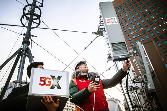 이동통신사 직원이 서울시내에서 건물에 설치된 5G 기지국을 점검하고 있다. (SK텔레콤 제공)