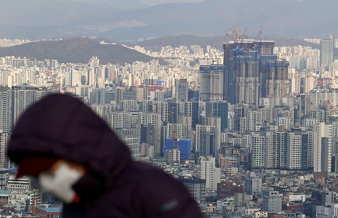 전국적으로 아파트 매수세가 실종되고 매물이 쌓이면서 가격 상승세가 멈추거나 하락한 곳이 늘어나고 있는 가운데 서울 아파트값이 87주만에 처음으로 하락세로 돌아섰다. 사진은 서울 남산에서 바라본 시내 아파트 모습. [연합]