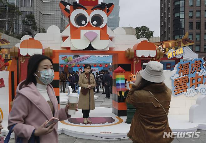 [타이베이=AP/뉴시스] 중화권 최대명절 춘절(설) 연휴를 맞아 29일 대만 수도 타이베이 시내에 설치한 '호랑이해' 장식물을 찾은 시민들이 기념촬영을 하고 있다. 2022.01.30