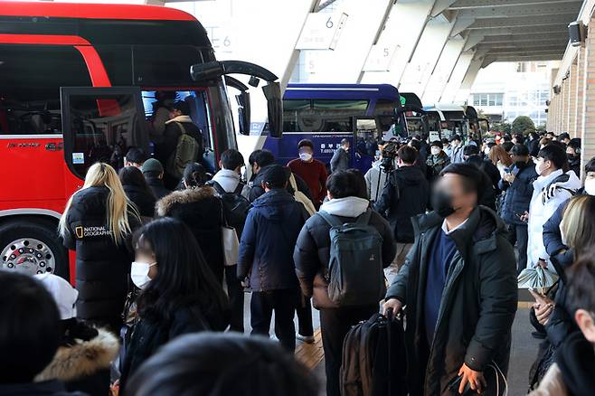 지난 28일 서울 서초구 서울고속버스터미널이 설날 연휴를 앞두고 귀성객들로 북적이고 있다. 뉴스1