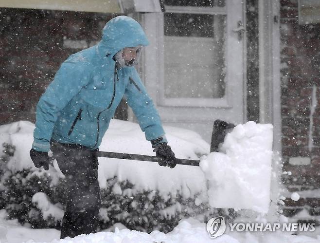 눈 치우는 주민  (노스애틀보로[미 매사추세츠주] AP=연합뉴스) 29일(현지시간) 미 매사추세츠주 주민이 눈을 치우고 있다. 2022.1.29. photo@yna.co.kr