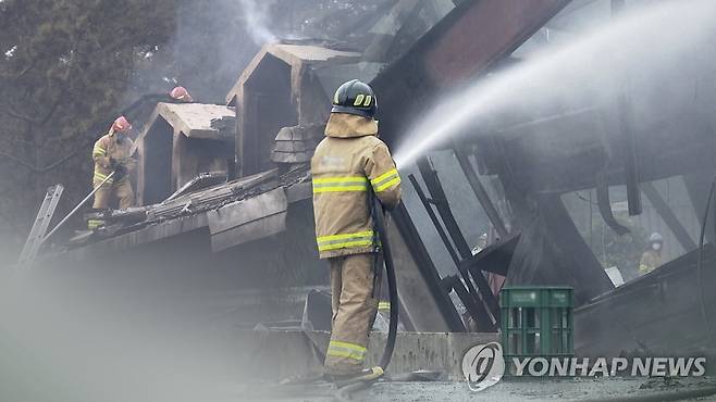 서대문구 주상복합서 불…73명 대피 [연합뉴스TV 제공]