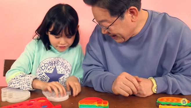 이재명 더불어민주당 대선 후보는 31일 ‘라임튜브’에 ‘도전! 인싸템, 라임 vs 잼 아저씨의 웃기는 팝잇 대결’에 출연했다. (사진=라임튜브 갈무리)