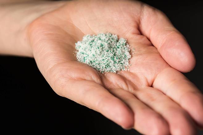 화장품 등에 쓰이는 마이크로플라스틱. 입자가 5mm 이하로 작지만 사람의 건강까지 위협한다. 사진 그린피스