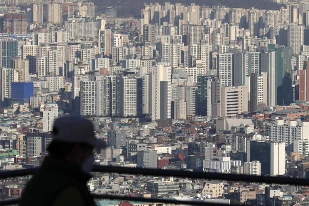 서울 중구 남산에서 바라본 도심 아파트 단지 모습. /뉴스1