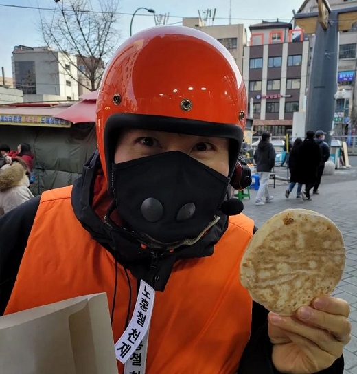 Broadcaster Noh Hong-chul, 42, confessed to the sharp weight gain.Noh Hong-chul posted several photos on his 31st day through his instagram, saying, We promise to eat 7 days a week + 3rd rice cake = 8kg.The photo shows Noh Hong-chul laughing brightly while holding a sweet potato pas with chopsticks.In another photo, Noh Hong-chul is smiling with a hodok in one hand, and his plump balls seem to have gained some weight.On the other hand, Noh Hong-chul is about to broadcast the first SBS New Years special entertainment Circle House on February 3.