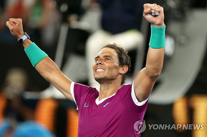 호주오픈 남자단식 결승 진출 환호하는 나달 (멜버른 AFP=연합뉴스) 28일(현지시간) 호주 멜버른에서 열린 호주오픈 남자 단식 준결승에서 라파엘 나달(세계랭킹 5위·스페인)이 마테오 베레티니(7위·이탈리아)를 상대로 승리한 뒤 두 팔을 벌려 환호하고 있다. 그는 이날 2시간 55분 만에 3-1(6-3 6-2 3-6 6-3)로 승리, 결승에 선착했다. 지금까지 4대 메이저 대회에서 총 20차례 우승해 노바크 조코비치(1위·세르비아), 로저 페더러(17위·스위스)와 최다 우승 타이기록을 나눠 가진 나달은 결승에서 한 번만 더 이기면 21회 우승 신기록을 작성한다. 2022.1.28 knhknh@yna.co.kr