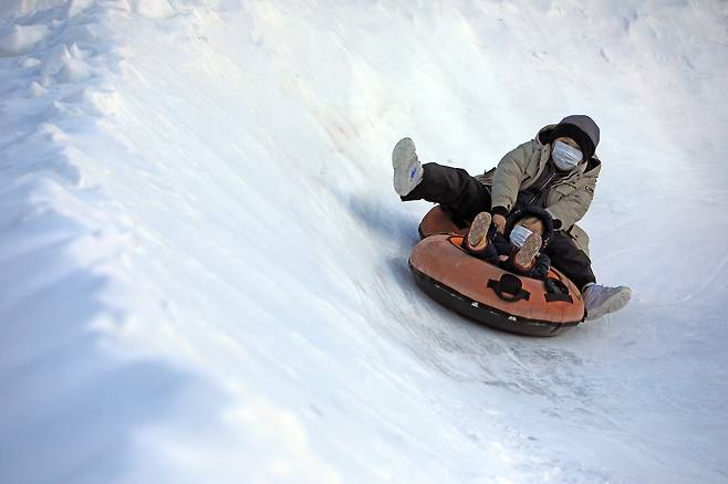 봅슬레이 눈썰매를 즐기는 어린이들. 이하 한국관광공사 제공