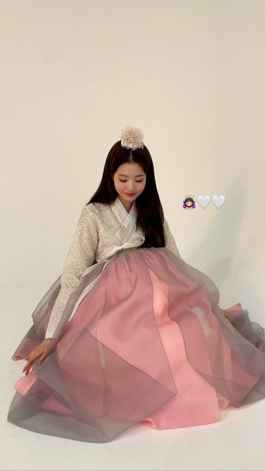 Group IVE Jang Won-young boasted a fine hanbok figure.Jang Won-young posted a picture of his instagram story on the 1st of the day wearing a hanbok with a greeting Happy New Year.In the open photo, Jang Won-young is wearing a shiny ivory jacket with beads and a light pink skirt and holding a skirt with both hands.With his long straight hair and headdress, he posted a photo of him tripled with a heart emoticon and boasted a beautiful hanbok figure.Meanwhile, IVE, which Jang Won-young belongs to, debuted to Eleven last December.