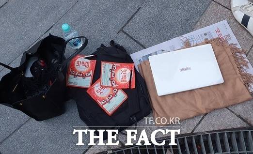기자가 오픈런 알바 4시간 동안 서있었던 대기 번호 10번 자리. 집에서 신문지와 담요 두 개, 핫팩 세 개, 마실 것, 간단한 간식거리, 노트북 등을 챙겨갔다. /신정인 인턴기자