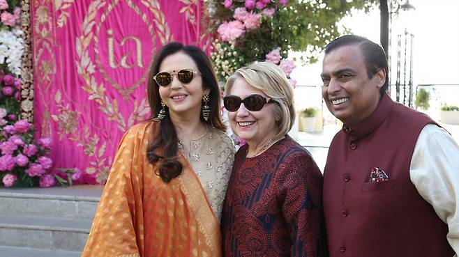 인도 릴라이언스 인더스트리 회장 딸 결혼식 축하연에 참석한 힐러리 클린턴(가운데) 전 미 국무장관이 8일(현지 시각) 무케시 암바니(오른쪽) 릴라이언스 인더스트리 회장과 아내 니타 암바니와 함께 사진을 찍고 있다 /AP연합뉴스