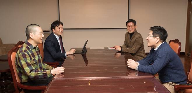 사진 / 25일 오후, 서울 중구 조선비즈 대회의실에서 3040 전문가 좌담회가 열렸다. (왼쪽부터 시계방향으로) 노정태 경제사회연구원 전문위원, 김수민 시사평론가, 유종민 홍익대 경제학부 교수, 윤태곤 의제와전략그룹 더모아 정치분석실장.  2022.1.25. / 고운호 기자