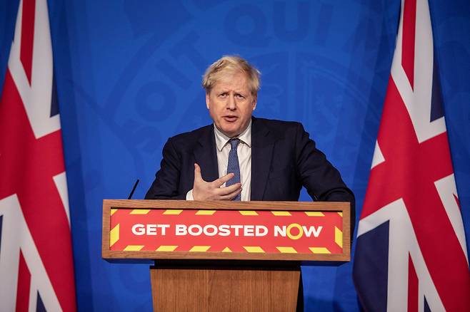 보리스 존슨 영국 총리가 1월 4일(현지 시각) 수도 런던 총리실에서 신종 코로나바이러스 감염증(코로나19) 상황에 관한 언론 브리핑을 하고 있다. /런던 로이터