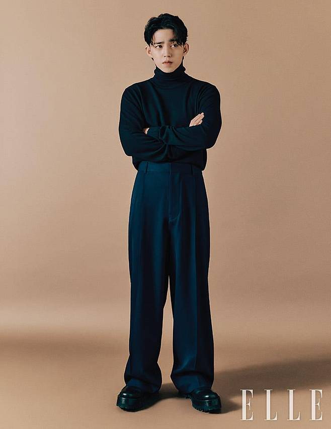 에스쿱스가 입은 터틀넥 니트 톱은 스타일리스트 소장품. 팬츠는 Loewe. 슈즈는 Valentino.