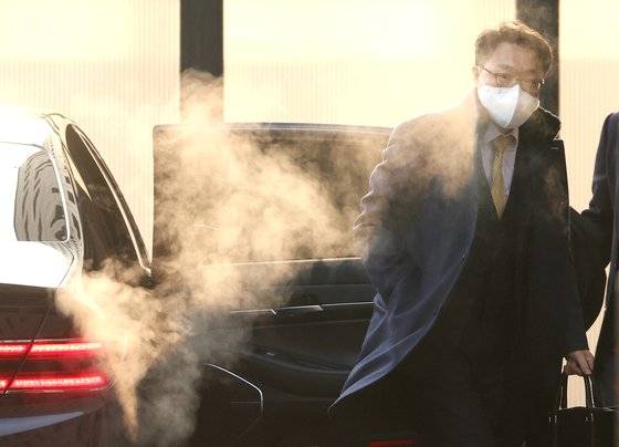 1월 26일 오전 김진욱 고위공직자범죄수사처 처장이 출근하고 있다. 연합뉴스