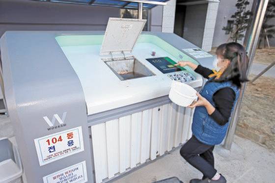 인천 부평구 부평동에 위치한 한 아파트에서 주민이 음식물 쓰레기를 버리고 있다. 장진영 기자