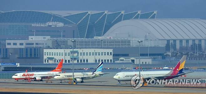 화물로 반전 성공한 대형항공사…최악의 한해 보낸 LCC (영종도=연합뉴스) 임헌정 기자 = 지난해 신종 코로나바이러스 감염증(코로나19) 여파로 항공 여객 시장이 얼어붙으면서 대형항공사(FSC)와 저비용항공사(LCC)의 양극화가 심화됐다.
    대한항공은 역대 최대 화물 실적을 올리며 줄어든 여객 매출을 상쇄했지만, 화물기가 없는 LCC들은 코로나19의 직격탄을 맞으며 경영난에 빠졌다.
    사진은 9일 영종도 인천국제공항 주기장의 항공기들. 2022.1.9 kane@yna.co.kr