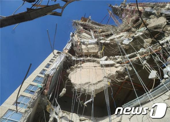 지난달 30일 광주 현대산업개발 아파트 신축공사 붕괴사고 현장에 설치된 대형 잔재물 낙하방지 와이어. 중앙사고수습본부는 와이어 고정을 통해 낙하물 발생에도 큰 사고를 막을 수 있고 이상징후 확인 즉시 작업자를 긴급 대피함에 따라 인명피해도 막을 수 있다고 설명했다.(고용노동부 제공) 2022.2.2./뉴스1 © News1 이수민 기자