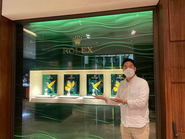 김태균 대표가 롤렉스 매장 앞에서 손으로 인기 제품을 가리키고 있다. /김태균 대표 제공