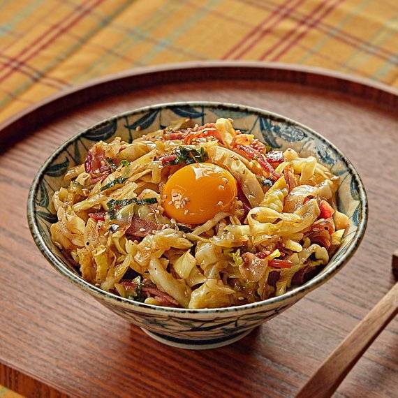 양배추의 아삭한 식감이 매력적인 양배추덮밥. 양배추에는 위 점막을 건강하게 만드는 데 도움이 되는 비타민 U가 풍부하다. 사진 제공 우리의식탁