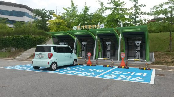 대구시가 친환경자동차법령 개정안에 따라 관련 규정을 정비하고 대응체계를 마련하는 등 전기차 이용 편의성 제고를 통한 전기자동차 선도도시 조성에 박차를 가한다. 사진은 전기차 중전소 전경 대구시 제공