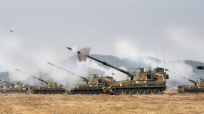 사격 훈련을 벌이는 K-9 자주포