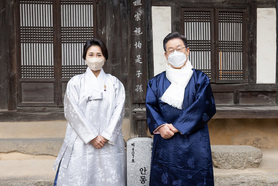 이재명 더불어민주당 대선 후보가 설 명절인 1일 오전 부인 김혜경 씨와 함께 경북 안동김씨 화수회 사무실을 방문해 기념사진을 찍고 있다. 더불어민주당 선대위 제공