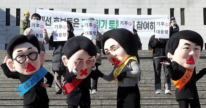 청년기후단체네트워크 플랜제로 활동가들이 지난 20일 오전 서울 종로구 세종문화회관 앞 계단에서 연 ‘기후대선 실현을 촉구하는 2030 청년세대 긴급 기자회견’에서 각 당 대선후보에게 기후위기 토론회 개최를 촉구하는 상징극을 하고 있다. 김경호 선임기자 jijae@hani.co.kr