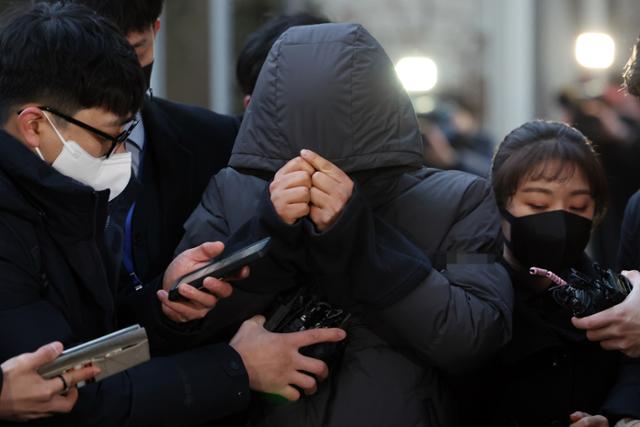 3일 오전 공금 115억 원을 횡령한 혐의로 구속된 강동구청 공무원 A씨가 서울 광진경찰서 유치장에서 나와 검찰로 송치되고 있다. 연합뉴스