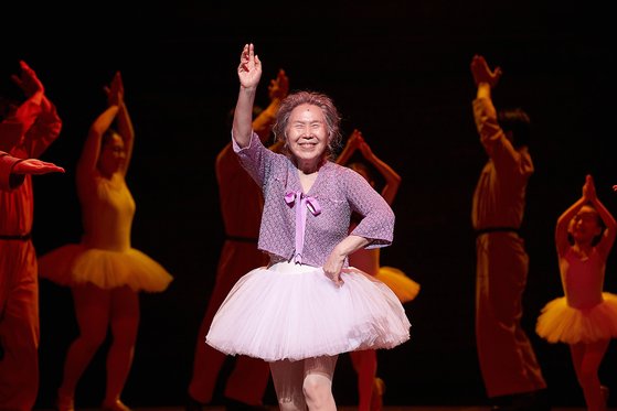 뮤지컬 ‘빌리 엘리어트’에서 발레 스커트 튜튜를 입고 춤을 추는 배우 박정자. [사진 신시컴퍼니]