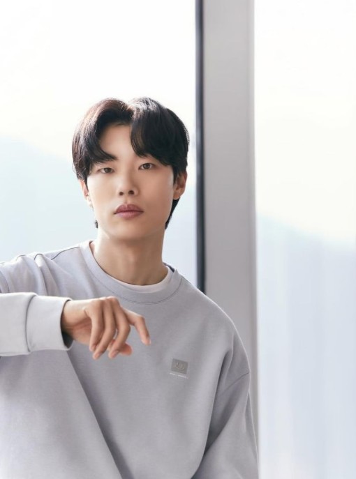 Actor Ryu Jun-yeol showed off his chic charm.On the morning of the 3rd, Ryu Jun-yeol posted a picture on his instagram with the phrase it is the first advertisement.Ryu Jun-yeol in the photo is in the middle of shooting a picture. He has been talking about his current situation with a warm visual that creates a clean man-to-man and a boyfriend.Above all, the chic feeling of his eyes caught his heart.On the other hand, Ryu Jun-yeol confirmed the appearance of Han Jae-rims OTT series Money Game.Money Game is an 8-part drama newly adapted based on two works of Webtoon Money Game and PiGame. It is a story that 8 participants repeatedly cooperate and antagonize in the extreme setting where the Game ends when the death in the space where the social infrastructure is disconnected.