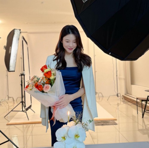 Actor Cha Ye-ryun has been in the midst of filming commercials.On the afternoon of the 3rd, Cha Ye-ryun posted a picture on his instagram with the phrase the first ad shoot of the new year.In the photo, Cha Ye-ryun is in the studio, taking a picture of her shooting. She was impressed by her happy smile with a bouquet of flowers in her arms.Above all, Cha Ye-ryun has attracted attention with her slim figure and alluring visuals.Meanwhile, Cha Ye-ryun married Actor Ju Sang Wook in 2017 and has a daughter.