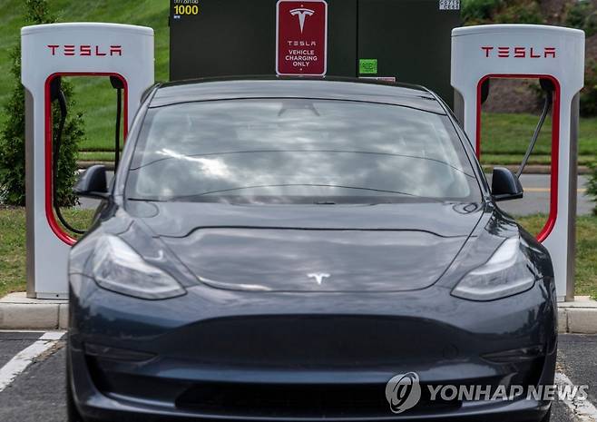 테슬라 차량 테슬라 충전소에 서 있는 테슬라 차량
[AFP 연합뉴스 자료사진. 재판매 및 DB 금지]