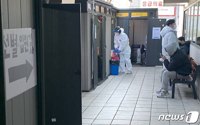 4일 오전 울산 남구의 한 호흡기전담클리닉 앞에서 시민들이 신속항원검사를 받기 위해 대기하고 있다. 2022.2.4/뉴스1 © News1 조민주 기자