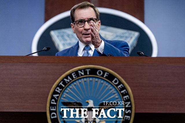 존 커비 미 국방부 대변인이 3일(현지시간) 워싱턴 펜타곤에서 이슬람국가(ISIS) 수괴 제거 작전과 관련해 브리핑하고 있다. 커비 대변인은 미군의 작전 중 발생한 무고한 희생은 미군에 의해 발생한 것이 아니라고 강조했다.