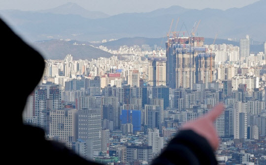 4일 오후 서울 남산에서 바라본 시내 아파트 단지의 모습. <연합뉴스>