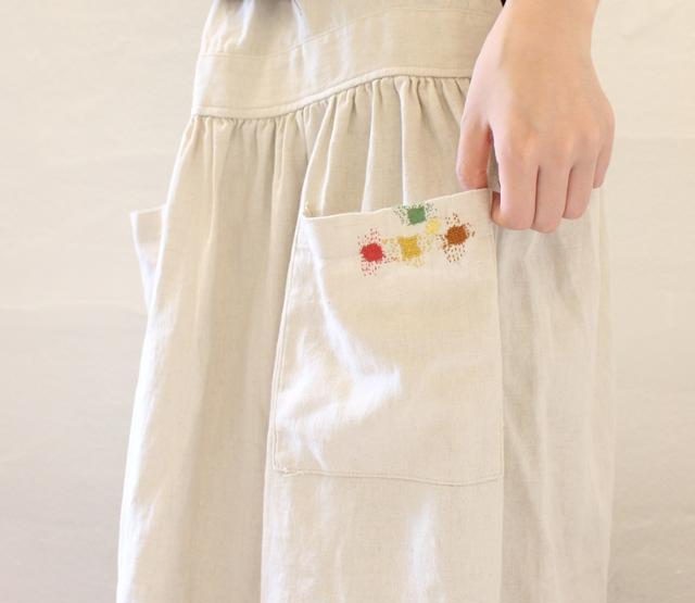 손뜨개 공방 '슬로우 핸드'의 박혜심 작가가 다닝 기법으로 원피스를 수선한 모습. 박혜심 작가 제공