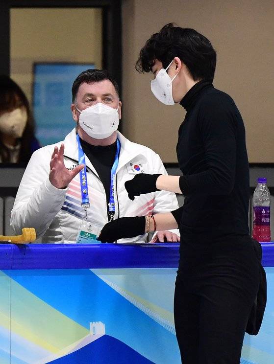 차준환과 훈련 내용에 대해 이야기하는 오서 코치. 베이징=김경록 기자