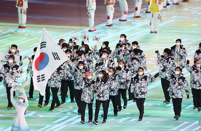 2022 베이징 동계올림픽 개회식에서 73번째로 대한민국 선수단이 입장하고 있다. 한국 기수는 쇼트트랙 대표팀 곽윤기와 김아랑이다. [연합]