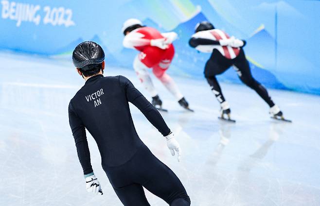 중국 쇼트트랙 대표팀 안현수(러시아명 빅토르 안) 기술코치와 김선태 감독이 3일 중국 베이징 캐피털 실내경기장에서 실시된 2022 베이징동계올림픽 공식 훈련에서 중국 선수들과 트랙을 돌고 있다. 안현수의 유니폼에 