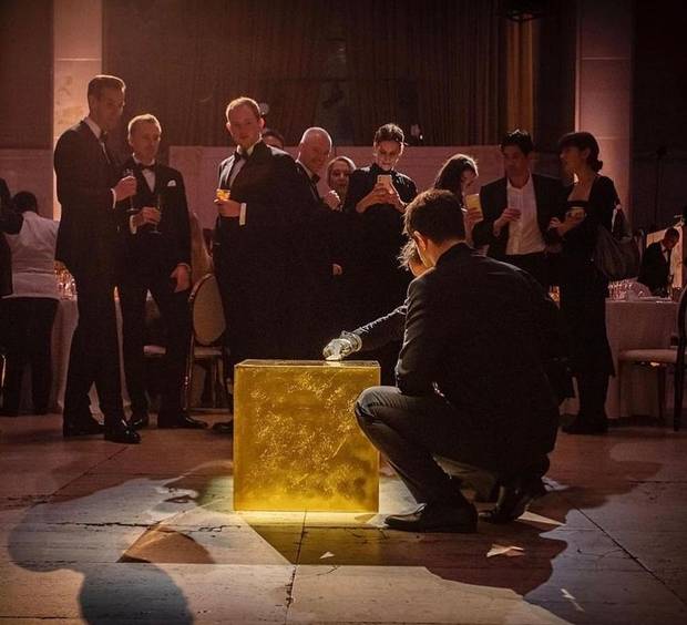 삼엄한 보안 속에 전시를 마친 큐브는 같은 날 밤 뉴욕 맨해튼 ‘치프리아니 월스트리트’ 행사장 비공개 만찬에서 또 한 번 빛을 발했다. 밤이 되자 황금큐브는 더 황홀한 빛을 내뿜으며 감탄을 끌어냈다.