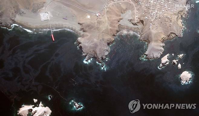 지난달 19일(현지시간) 촬영된 기름 유출 페루 해변의 위성사진  [Satellite image ©2022 Maxar Technologies/AFP 연합뉴스 자료사진. 재판매 및 DB 금지]