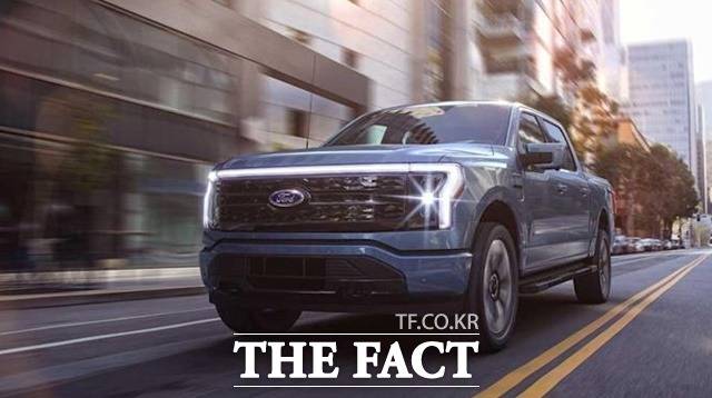 시장 예상을 밑도는 지난해 4분기 실적을 내놓아 주가가 9.7% 빠진 포드자동차의 차량이 달리고 있다. /야후파이낸스