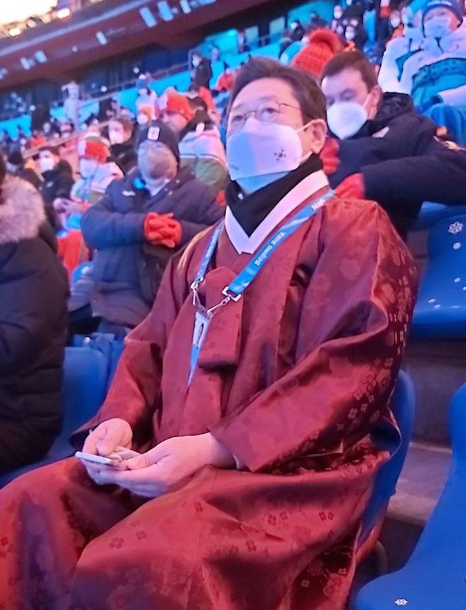 황희 문화체육관광부 장관이 4일 오후 중국 베이징 국립경기장에서 열린 2022 베이징 동계올림픽 개회식에 한복을 입고 참석해 있다. /문체부 제공